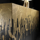Mobile credenza in legno con dettaglio colata oro frontale
