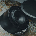 Dettaglio diffusore audio Saturnia Autumn Spots con base in legno di frassino