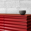 Dettaglio frontale scanalato B-SIDE Sideboard 2 Ante colore rosso