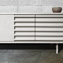 Mobile contenitore arredamento B-SIDE Sideboard vista frontale con piedini