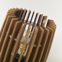 Dettaglio struttura in legno della lampada da tavolo Bosa