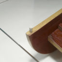 Dettaglio struttura in legno del tavolo da caffè Canai