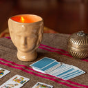 Candela decorativa accessori casa Lui Caltagirone ambientata su tavolo decorativo