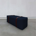 Pouf design Docker Lungo in velluto blu notte ambientato in interno moderno
