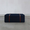Pouf design Docker Lungo in velluto blu notte vista frontale su pavimento