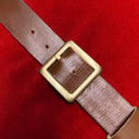 Dettaglio cintura in pelle con fibbia del pouf Docker rosso