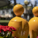 Sculture decorative Do colore giallo in ambientazione esterna con piante