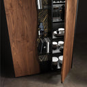 Armadio design Think Twice con ante aperte e vani interni a vista