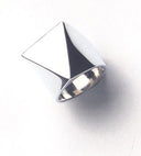 Anello Triangolo in argento indossato, vista laterale del design geometrico