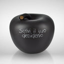 Mela lavagna salvadanaio scrivibile con gessetto su sfondo chiaro