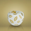Mela luxury Baci oro 24K accessorio home decor su sfondo dorato