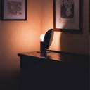 Lampada da tavolo Minificus accesa in ambiente moderno