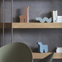 Scultura decorativa Mira con animali in legno colorato su mensola in legno. Design giocoso per arredare ambienti.