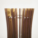 Dettaglio superiore dei listelli in rovere della lampada da tavolo Nuri con luce LED