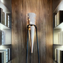 Lampada da terra Cartoccio con diffusore in rame e struttura a tre gambe