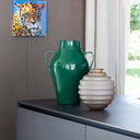 Vaso in ceramica di design Quartara colore verde ambientato in soggiorno