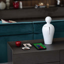 Scultura decorativa Do colore bianco su piano moderno in ambiente interno