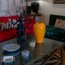 Vaso in ceramica Giara verde ambientato in soggiorno