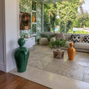 Scultura decorativa Da in ambiente domestico con arredi moderni