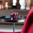 Scultura decorativa Mela del Peccato Superbia ambientata su tavolo di design