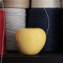 Scultura decorativa Mela del Peccato Avarizia inserita in ambiente moderno