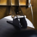 Cassa audio Saturnia Flying dettaglio sospensione in ferro e frassino