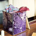 Scatola di design 30x10x10 cm Tatamama aperta con contenuto decorativo