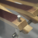 Dettaglio struttura in legno del tavolino da caffè di design