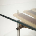 Dettaglio piano in vetro del tavolino da caffè moderno