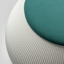 Dettaglio superficie texturizzata della seduta Zero Donut con cuscino in velluto verde